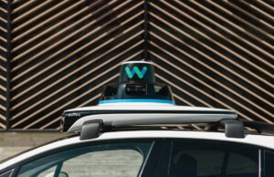 Carta do investidor revela crescimento vertiginoso das viagens de robotáxi da Waymo top of Waymo car, showing equipment on roof