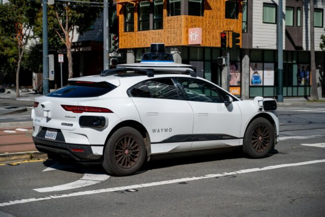Waymo lembra 1200 robotaxia após colisões em baixa velocidade com portões e correntes

