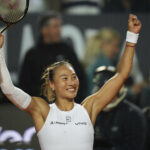 Qinwen Zheng, da China, comemora depois de vencer uma partida de tênis de quarta -feira contra Aryna Sabalenka, da Bielorrússia, no Italian Open, em Roma, Itália, em 14 de maio de 2025.
