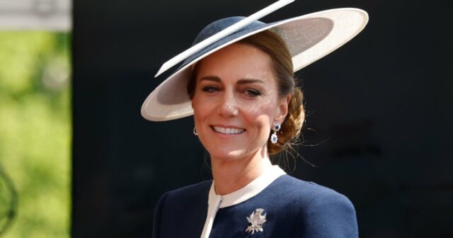 15 vestidos azuis marinhos e brancos que o estilo náutico náutico de Kate Middleton

