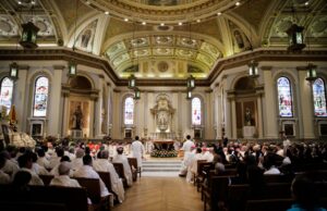 A Catedral de Saint Joseph, construída em 1877, é uma obra -prima arquitetônica que pode levar uma eternidade San Jose, Califórnia - 26 de dezembro: Os pedestres atravessam a rua na rua oeste de San Fernando, perto da Catedral de Saint Joseph, no centro de San Jose, Califórnia, na quinta -feira, 26 de dezembro de 2019.