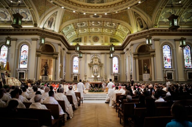 San Jose, Califórnia - 26 de dezembro: Os pedestres atravessam a rua na rua oeste de San Fernando, perto da Catedral de Saint Joseph, no centro de San Jose, Califórnia, na quinta -feira, 26 de dezembro de 2019.