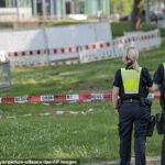 Em Deutzer, a Ufer Stands Rescue Services da Guarda do Escritório de Ordem Pública na área onde três bombas não explodidas da Segunda Guerra Mundial foram encontradas