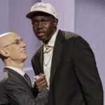 Khaman Maluach reage ao comissário da NBA Adam Silver após a 10ª eleição por Houston Rockets na primeira rodada do Draft de Basquete da NBA em Nova York na quarta -feira, 25 de junho de 2025 na quarta -feira.