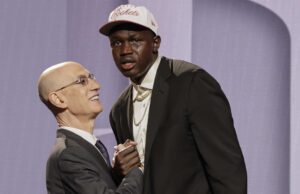 2025 NBA Draft: Adicione um casal de 7 metros ao Suns Front Code Reconstring Khaman Maluach reage ao comissário da NBA Adam Silver após a 10ª eleição por Houston Rockets na primeira rodada do Draft de Basquete da NBA em Nova York na quarta -feira, 25 de junho de 2025 na quarta -feira.