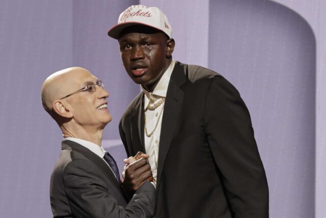 Khaman Maluach reage ao comissário da NBA Adam Silver após a 10ª eleição por Houston Rockets na primeira rodada do Draft de Basquete da NBA em Nova York na quarta -feira, 25 de junho de 2025 na quarta -feira.