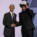 Dylan Harper posou para uma foto com o comissário da NBA Adam Silver depois de ser selecionado pelo San Antonio Spurs na primeira rodada do Draft de Basquete da NBA em Nova York na quarta -feira, 25 de junho de 2025.