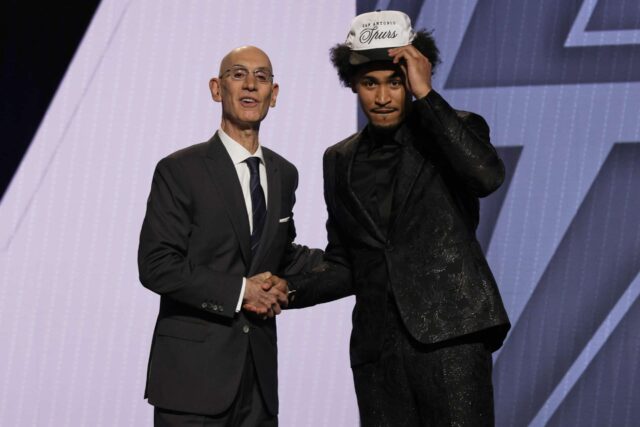 Dylan Harper posou para uma foto com o comissário da NBA Adam Silver depois de ser selecionado pelo San Antonio Spurs na primeira rodada do Draft de Basquete da NBA em Nova York na quarta -feira, 25 de junho de 2025.