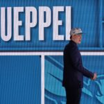 Kon Knueppel apareceu no palco depois que Charlotte Hornets foi selecionado por Charlotte Hornets na primeira rodada do Draft de Basquete da NBA em Nova York na quarta -feira, 25 de junho de 2025.