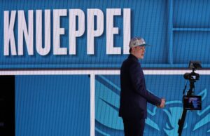 2025 NBA Draft: Wizards, Hornets fazem escolhas interessantes Kon Knueppel apareceu no palco depois que Charlotte Hornets foi selecionado por Charlotte Hornets na primeira rodada do Draft de Basquete da NBA em Nova York na quarta -feira, 25 de junho de 2025.