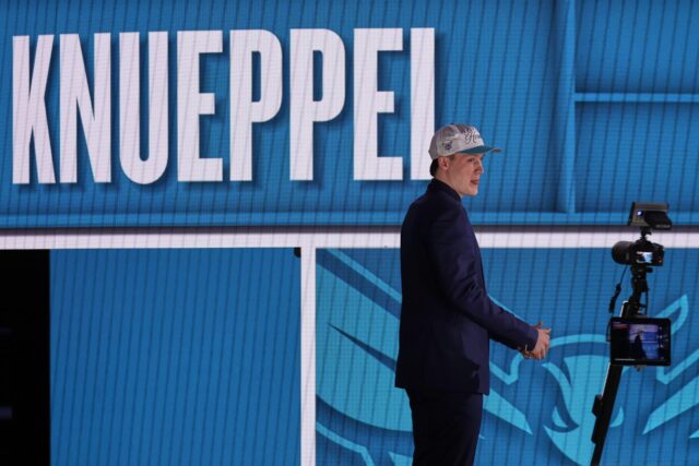 Kon Knueppel apareceu no palco depois que Charlotte Hornets foi selecionado por Charlotte Hornets na primeira rodada do Draft de Basquete da NBA em Nova York na quarta -feira, 25 de junho de 2025.