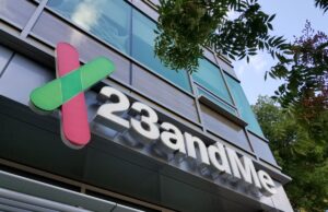 23andMe diz que 15% dos clientes pediram para remover seus dados genéticos desde a falência Sign with logo on facade of personal genomics company 23andMe in Mountain View, California, October 28, 2018. (Photo by Smith Collection/Gado/Getty Images)