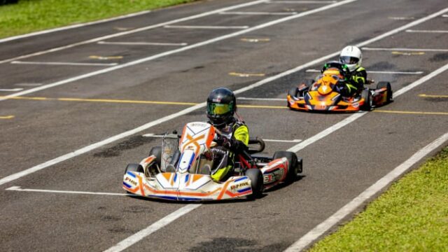 32 Academia de Avenue dos alunos de Gokart começou a ser treinada para se tornar corredores profissionais

