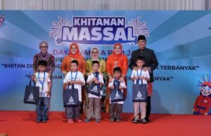 498 Aniversário de Yakarta, 1.293 crianças ingressaram em um recorde de circuncisão maciço gratuito registros Muri Records 498 Aniversário de Yakarta, 1.293 crianças ingressaram em um recorde de circuncisão maciço gratuito registros Muri Records