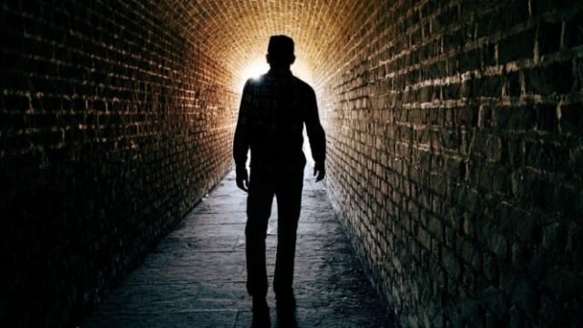 5-20 % das pessoas experimentaram isso, a experiência de sair do corpo revelado pela ciência

