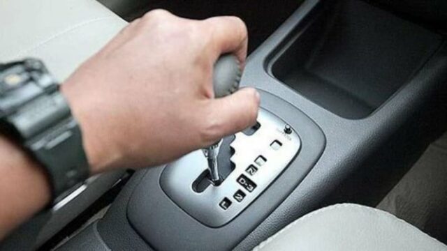 5 sinais de dano que eles deveriam saber antes de comprar carros automáticos usados

