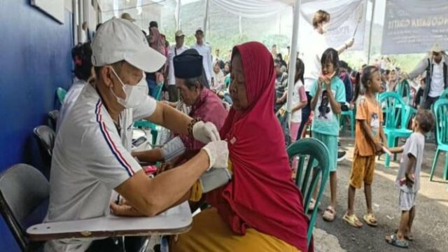 578 catadores em Bekasi Obtenha serviços médicos gratuitos de IPI e voluntários médicos

