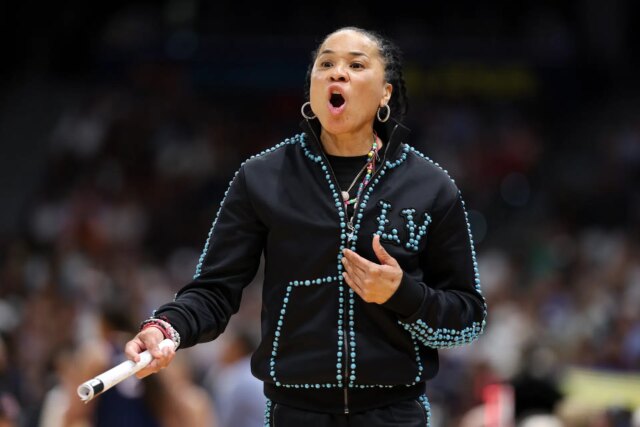 8x NBA All-Star Heaps Dawn Staley's Elogio ao basquete 'puro' para a Carolina do Sul: "O jogo teve que ser jogado"

