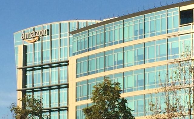 Amazon Lab126 Office and Research Building em 1100 Enterprise Way em Sunnyvale, visto em 2023. (Google Maps)