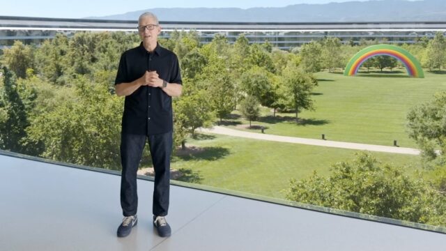 Tim Cook com um fone de ouvido atrás de um computador