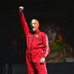 A BBC declarou após o Kneecap e a controversa performances de Glastonbury de Bob Vylan - e proibiu um deles a partir do pedido. Foto: DJ Tyti de Kneecap em Glastonbury no sábado