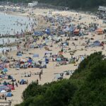 Inglaterra - banhistas cobrem as praias de Bournemouth na costa sul
