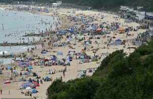 A Bomba de calor explode na Europa: a Inglaterra pode atingir uma temperatura recorde para junho na segunda -feira, quando o continente se soltar em 42c ‘Heat Dome’ Inglaterra - banhistas cobrem as praias de Bournemouth na costa sul