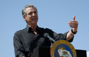 A Califórnia fecha o faturamento de cobrança de US $ 12 com os migrantes A Califórnia fecha o faturamento de cobrança de US $ 12 com os migrantes