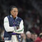 A Carolina do Sul HC Dawn Staley foi conectada à franquia da NBA no valor de US $ 7,500.000.000 em busca de treinamento: relatórios