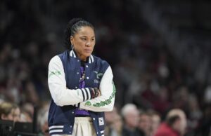 A Carolina do Sul HC Dawn Staley foi conectada à franquia da NBA no valor de US $ 7,500.000.000 em busca de treinamento: relatórios A Carolina do Sul HC Dawn Staley foi conectada à franquia da NBA no valor de US $ 7,500.000.000 em busca de treinamento: relatórios