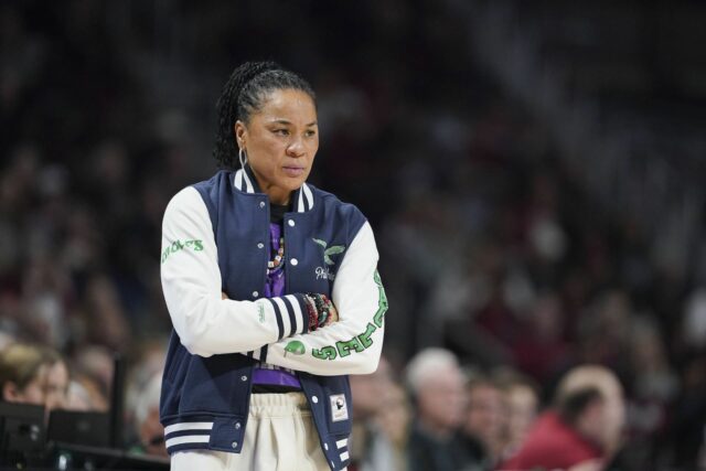 A Carolina do Sul HC Dawn Staley foi conectada à franquia da NBA no valor de US $ 7,500.000.000 em busca de treinamento: relatórios

