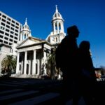 San Jose, Califórnia - 26 de dezembro: Os pedestres atravessam a rua na rua oeste de San Fernando, perto da Catedral de Saint Joseph, no centro de San Jose, Califórnia, na quinta -feira, 26 de dezembro de 2019.