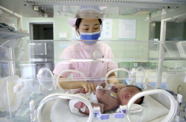A China faz o partido mudar no amor pela taxa de natalidade

