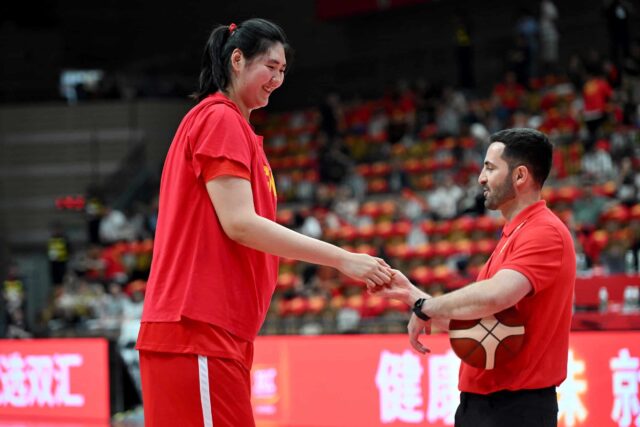 Zhang Ziyu (L) da China e em 18 de junho de 2025, a FIBA ​​Women's Cup em Xian, o estado central de Shaanxi da China, antes de um jogo de aquecimento antes da Copa Asiática, um gesto de árbitro.