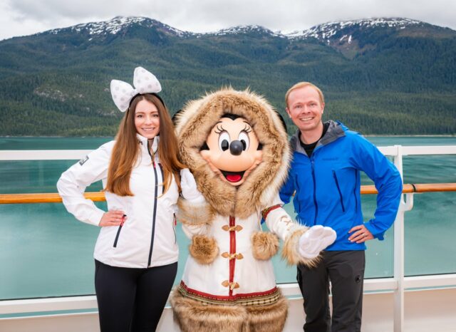 A Disney Cruise Line corta os depósitos ao meio.

