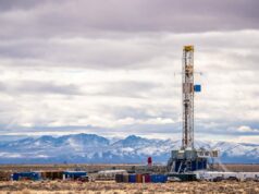 Startup geotérmica Fervo se catapulta sobre o ‘vale da morte’ A drilling rig bores into the Earth to tap geothermal energy.