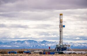 Startup geotérmica Fervo se catapulta sobre o ‘vale da morte’ A drilling rig bores into the Earth to tap geothermal energy.