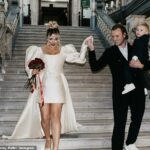 Georgia Kousoulou e Tommy Mallet empataram pela segunda vez em uma cerimônia luxuosa em Mallorca (na foto em seu primeiro casamento em dezembro de 2023)