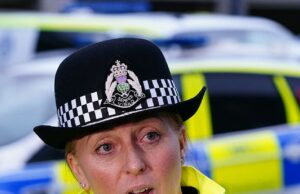 A Polícia da Escócia diz que as pessoas trans tenham o direito de pedir que um oficial do sexo O vice -chefe da polícia da Escócia, Catriona Paton (foto) descreveu para buscar suspeitos como