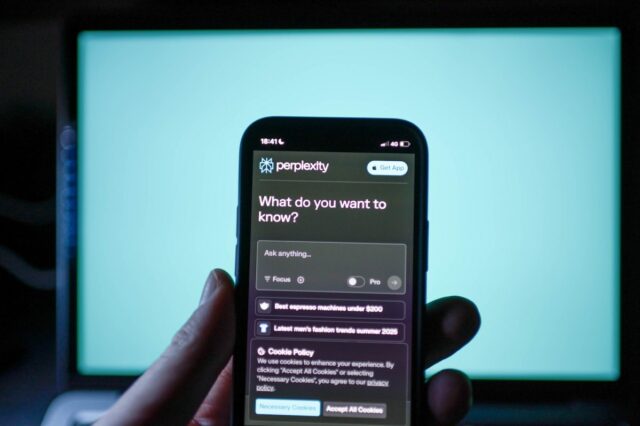 A Samsung pode incluir a tecnologia de IA da pertlexidade em seus telefones

