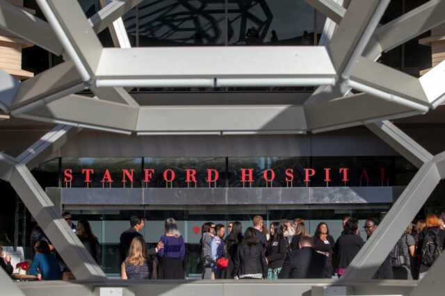 A Stanford Medicine toma operações de gênero para jovens durante o intervalo.

