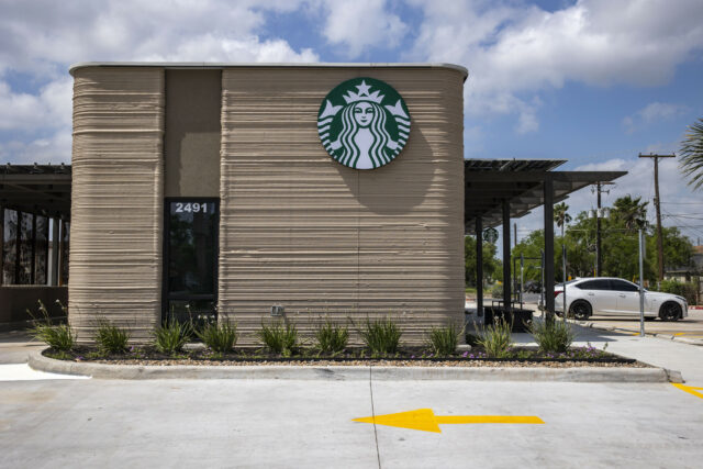 A Starbucks pagará até US $ 136.000 por um novo emprego para viajar pelo mundo


