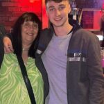 Aprendiz Bricklayer Jay Slater, 19, foto com sua mãe Debbie Duncan (foto do arquivo)