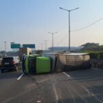 A aparência do caminhão capotou na estrada de pedágio Jorr para quebrar os pneus, não houve mortes