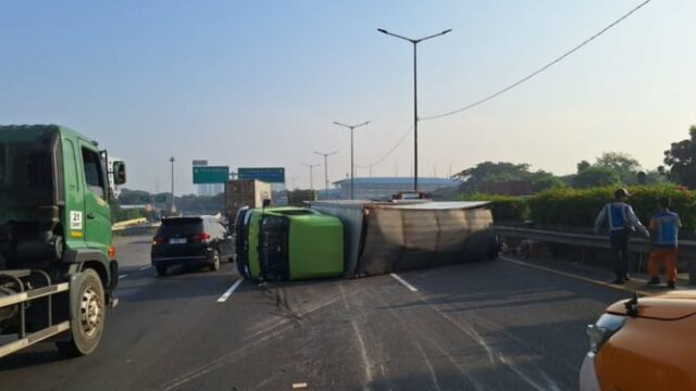 A aparência do caminhão capotou na estrada de pedágio Jorr para quebrar os pneus, não houve mortes

