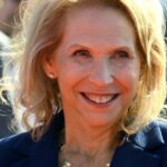 A cadeira da Paramount Shari Redstone foi diagnosticada com câncer de tireóide