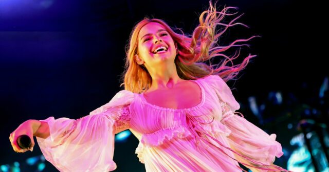A cantora e estrela de Tiktok Addison Rae muda seu nome artístico

