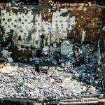 A casa "contendo centenas de tanques de gasolina" é destruída em enorme explosão de que "soou como uma bomba central que sai" - porque duas pessoas são levadas ao hospital com ferimentos graves