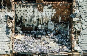 A casa “contendo centenas de tanques de gasolina” é destruída em enorme explosão de que “soou como uma bomba central que sai” – porque duas pessoas são levadas ao hospital com ferimentos graves A casa "contendo centenas de tanques de gasolina" é destruída em enorme explosão de que "soou como uma bomba central que sai" - porque duas pessoas são levadas ao hospital com ferimentos graves