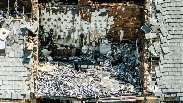 A casa "contendo centenas de tanques de gasolina" é destruída em enorme explosão de que "soou como uma bomba central que sai" - porque duas pessoas são levadas ao hospital com ferimentos graves

